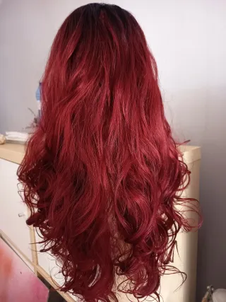 Peluca larga ondulada rojo oscuro
