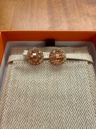 Pendientes joya dorados con piedra coral rosada