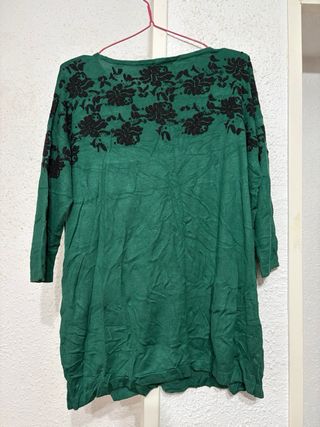 Blusa verde con estampado floral negro