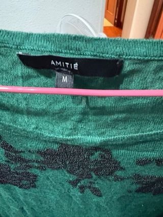 Blusa verde con estampado floral negro