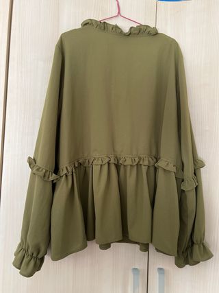 Blusa caqui con volantes