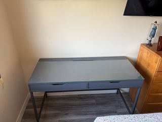 Escritorio IKEA gris 2 cajones