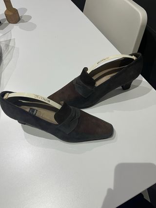 Tacones de ante marrones y negros