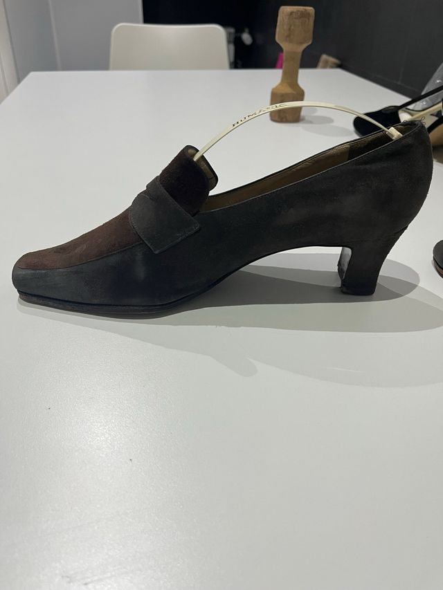 Tacones de ante marrones y negros