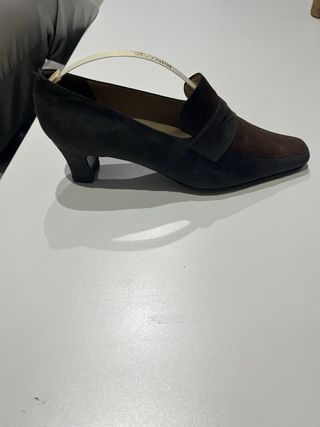 Tacones de ante marrones y negros