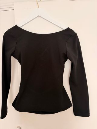 Blusa negra elegante espalda abierta