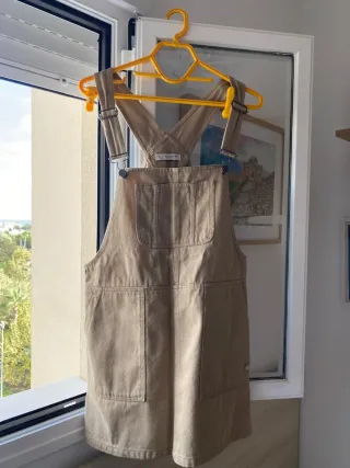 Vestido peto Pull and Bear beige