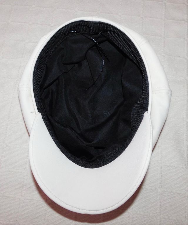 Gorra blanca de piel sintética