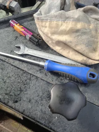 Herramientas varias: Llave, destornillador, pomo