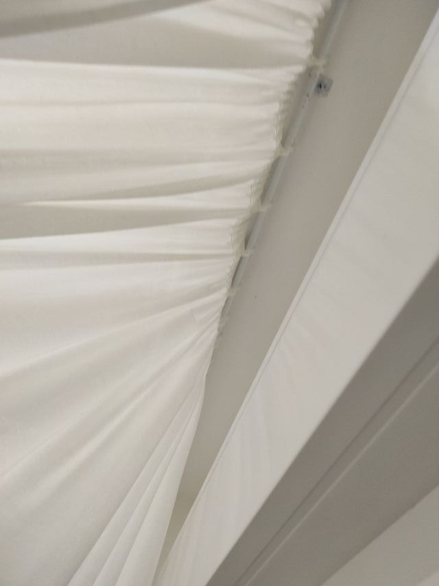 Riel y cortina blanca