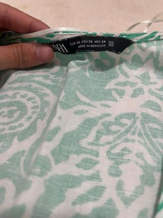 Vestido verde y blanco manga larga de Zara