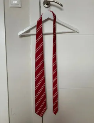 Corbata de rayas rojas y blancas