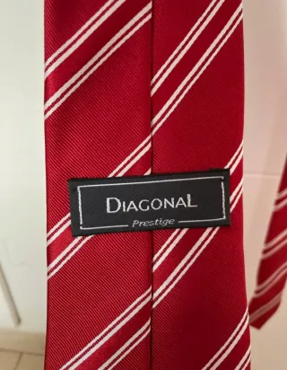 Corbata de rayas rojas y blancas