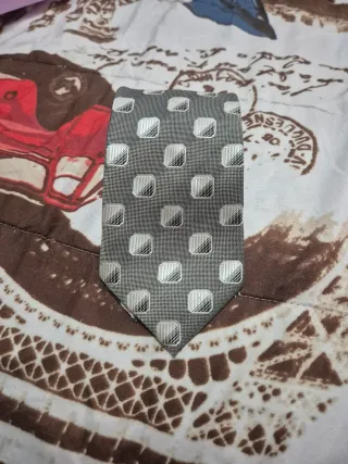 Corbata gris con diseño de cuadros