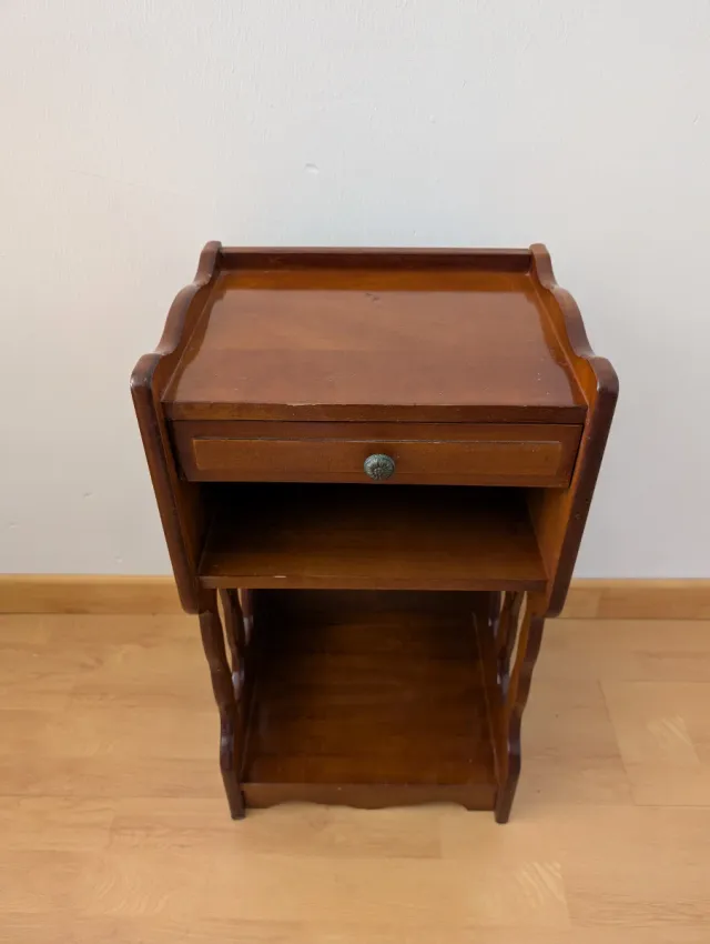 Mesita de noche de madera