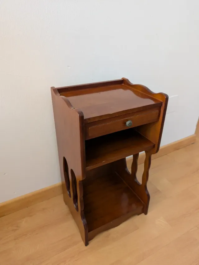 Mesita de noche de madera
