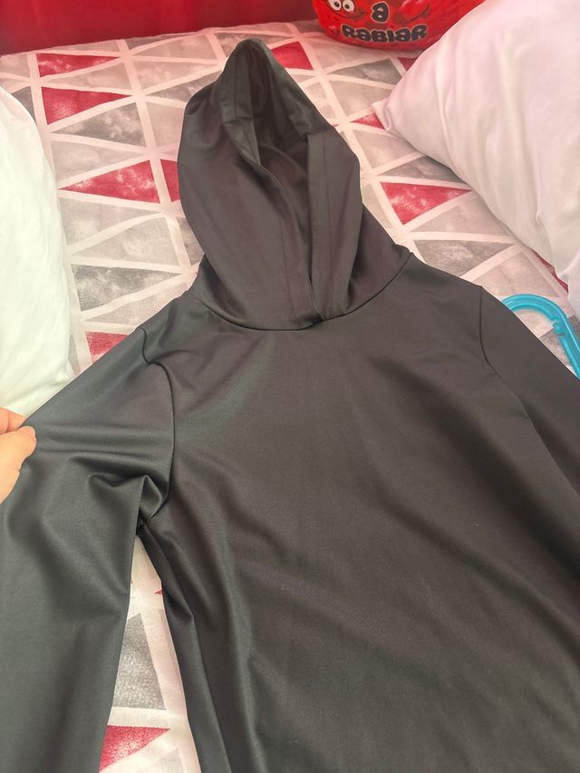 Vestido negro con capucha