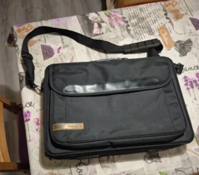 Maletín portátil y documentación