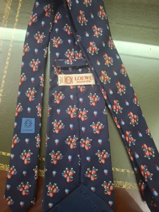 Corbata de seda Loewe azul y roja