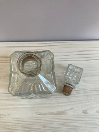 Bottiglie di liquore vintage in vetro intagliato