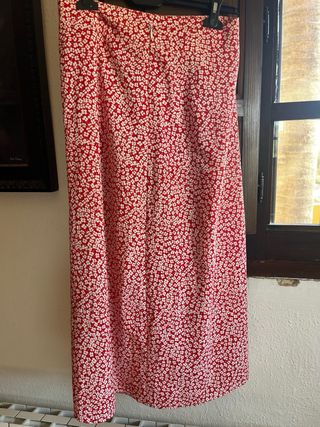 Falda larga estampada floral roja y blanca