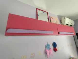 Dormitorio juvenil con cama nido y módulos.