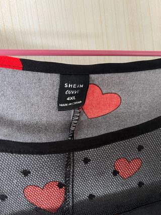 Blusa negra con corazones rojos