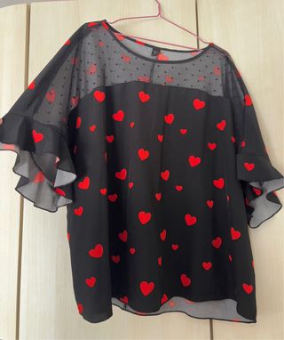 Blusa negra con corazones rojos