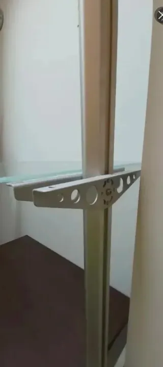 Estanterías metálicas con baldas madera y cristal