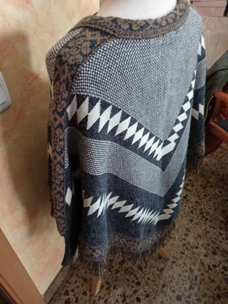 Capa tejida con flecos