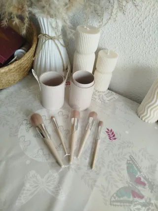 Mini brochas de maquillaje beige y plateadas
