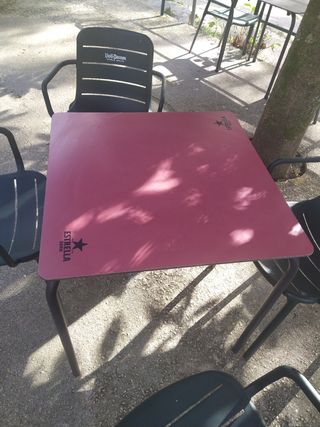 Mesa Estrella Damm Roja
