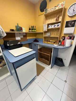 Mostrador y estanterías de tienda