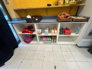 Mostrador y estanterías de tienda