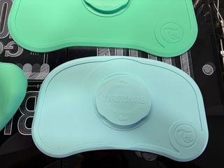 manteles (Mat)  y Baberos Twistshake