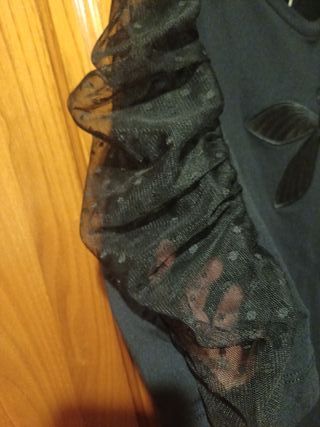 Camiseta negra con libélula y mangas de encaje