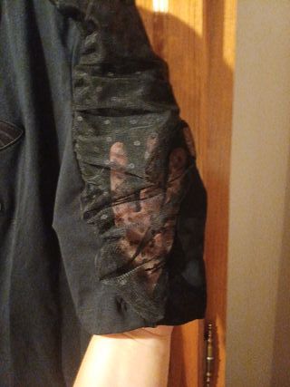 Camiseta negra con libélula y mangas de encaje
