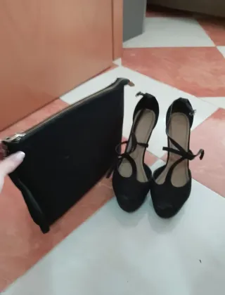 Zapatos de tacón negros y bolso