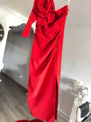 Vestido rojo midi con flor