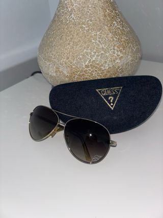 Gafas de sol Guess doradas y marrones