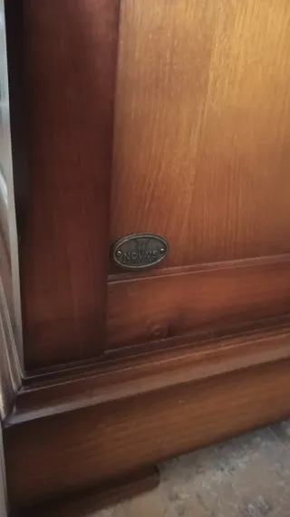 Mueble alacena de madera y cristal