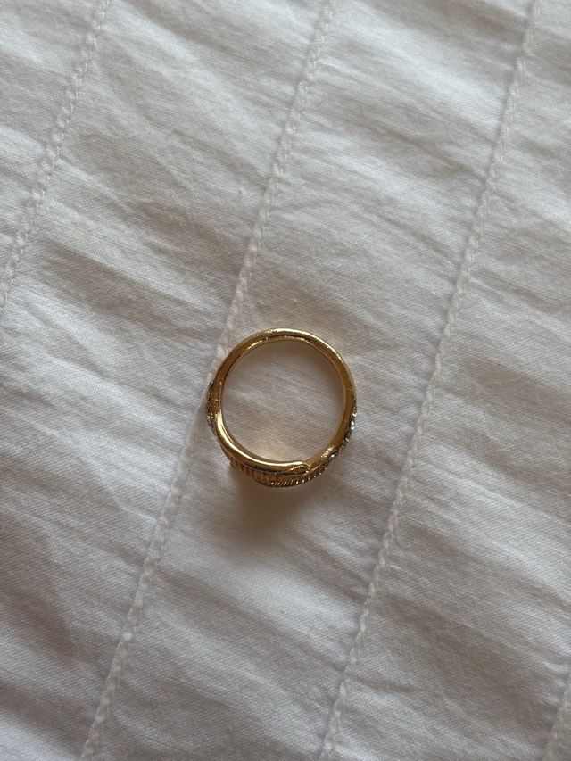 Anillo de plumas dorado con piedras plateadas