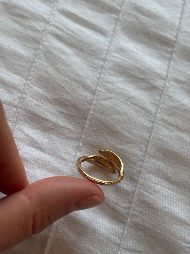 Anillo de plumas dorado con piedras plateadas