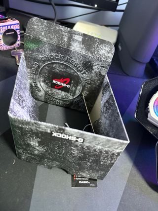 Reloj G-Shock Multicolor y Blanco