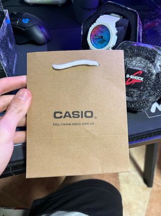 Reloj G-Shock Multicolor y Blanco