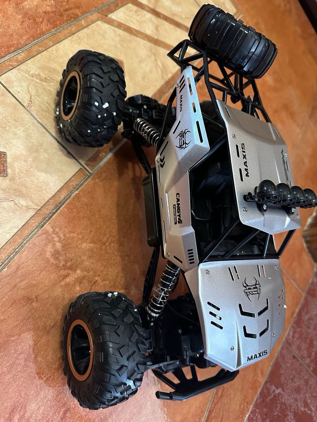 Coche RC todoterreno plateado