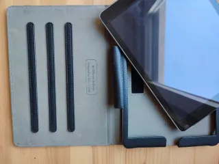 Apple iPad Air 2 Plata, batería tocada, con funda 