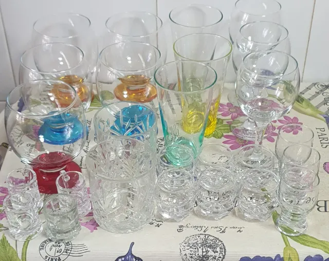 Tazze e bicchieri in vetro multicolore