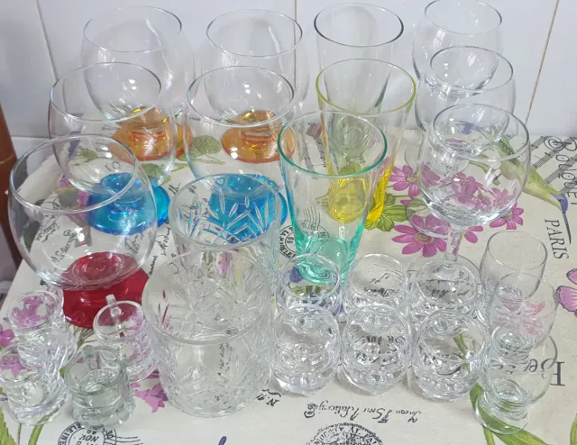 Tazze e bicchieri in vetro multicolore