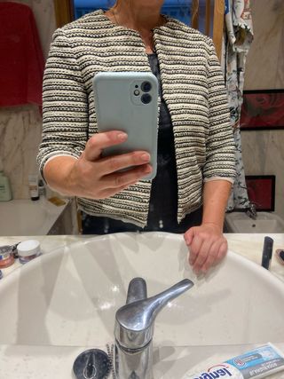 Chaqueta Estilo Chanel Corta Beige y Dorada